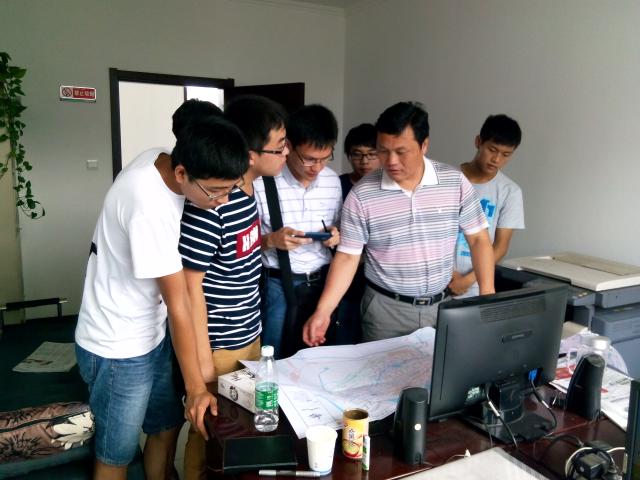 徐科长向实践团成员介绍泉山区的污水管道图纸 徐科长向实践团成员介绍泉山区的污水管道图纸