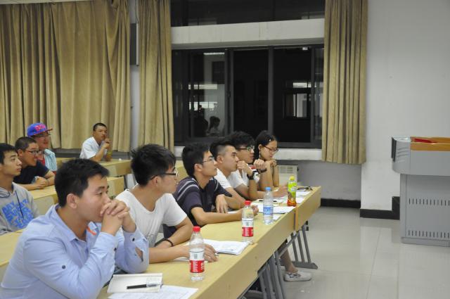 学生会部长对新生进行面试